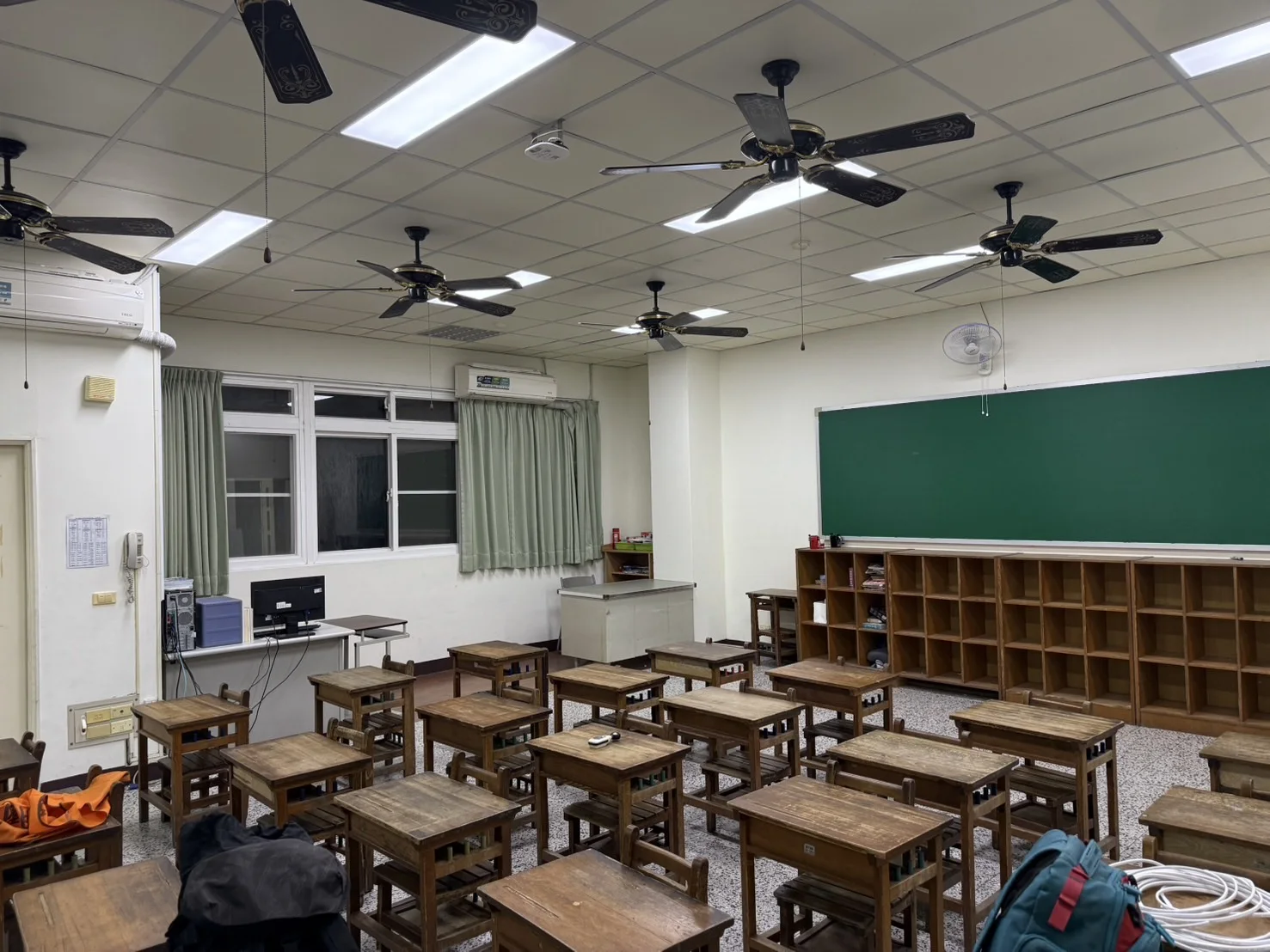 臺中市忠明國小教室完工實景，可見天花板 LED 平板燈與課桌